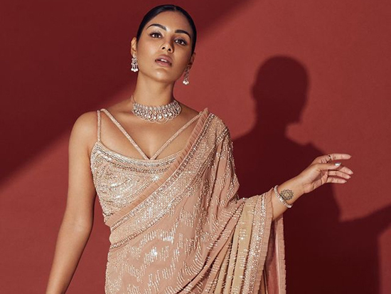 Steamy Looks Of Samyuktha Menon In Saree